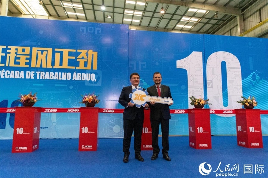 儀式上，徐工巴西制造總經(jīng)理李寒光將第23456臺產(chǎn)品鑰匙交付給客戶巴西Simak公司首席執(zhí)行官安德森·阿布魯手中。 人民日報社拉美中心分社 威廉·科埃略·維亞納攝