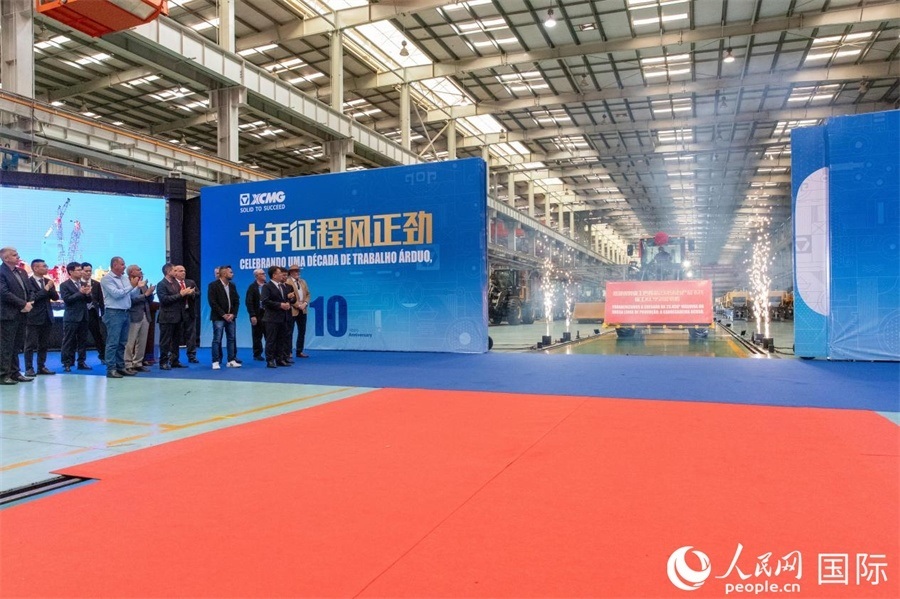 儀式上，米納斯吉拉斯州、波蘇阿雷格里市政府官員，徐工巴西制造的供應(yīng)商、經(jīng)銷商、客戶伙伴、員工代表和在巴中資機構(gòu)代表等，一起祝賀徐工巴西制造第23456臺產(chǎn)品下線并交付客戶。 人民日報社拉美中心分社 威廉·科埃略·維亞納攝