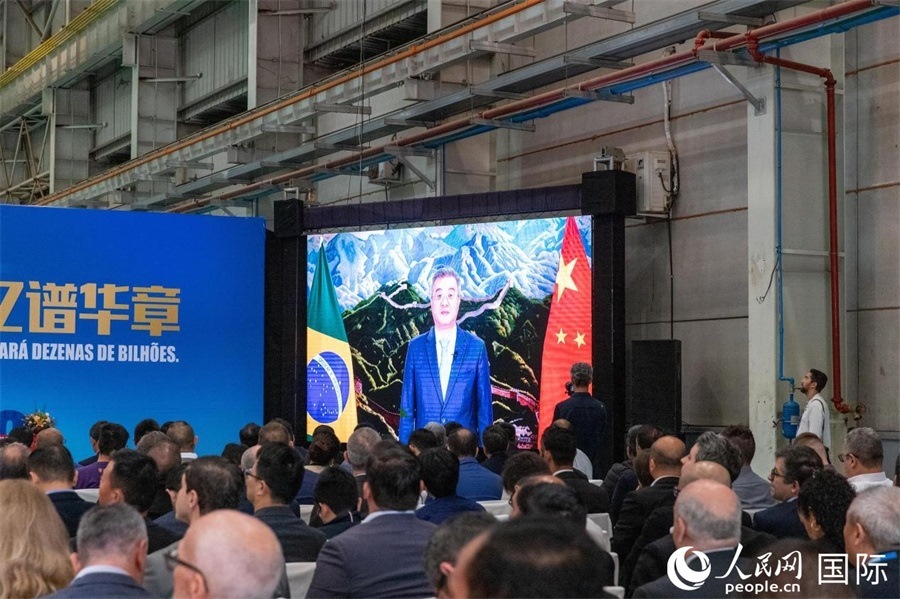 中國駐巴西大使祝青橋在視頻致辭中表示，徐工在巴西的發(fā)展，是眾多中國企業(yè)在習(xí)近平主席提出的共建“一帶一路”倡議推動下，將中國的技術(shù)和產(chǎn)業(yè)發(fā)展成果帶往世界，促進各國發(fā)展的縮影。 人民日報社拉美中心分社 威廉·科埃略·維亞納攝