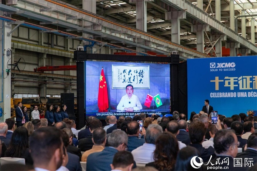 徐工集團、徐工機械董事長楊東升在視頻致辭中表示，徐工作為中國工程機械的排頭兵，堅定不移實施國際化主戰(zhàn)略，投資運營的徐工巴西制造基地成為見證中巴友誼的標(biāo)桿示范。 人民日報社拉美中心分社 威廉·科埃略·維亞納攝