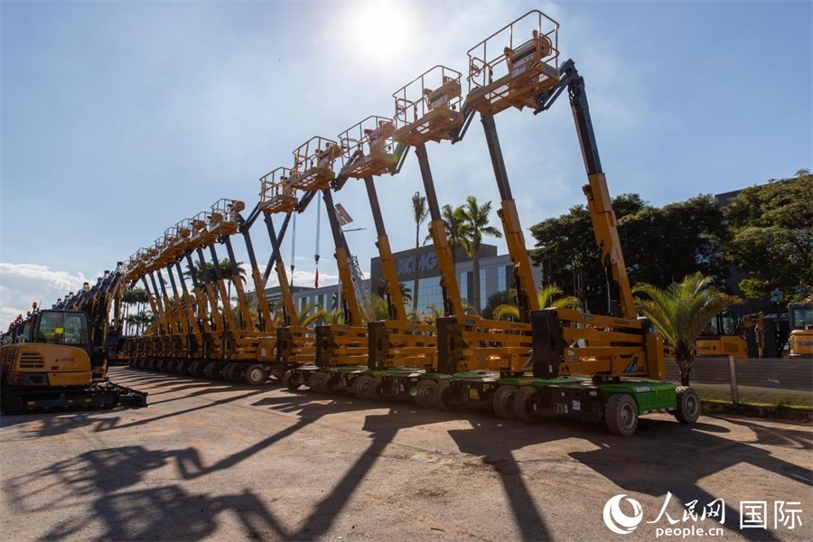 在徐工巴西制造生產(chǎn)基地，一批完成生產(chǎn)的設(shè)備正準(zhǔn)備交付客戶。 人民日報社拉美中心分社 威廉·科埃略·維亞納攝