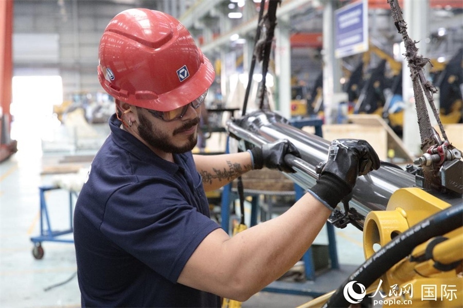 一名徐工巴西制造基地的當(dāng)?shù)貑T工正在進行設(shè)備安裝和調(diào)試。 人民日報社拉美中心分社 威廉·科埃略·維亞納攝