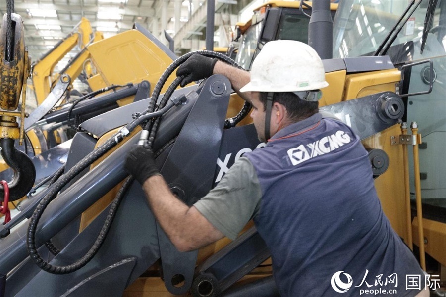 一名徐工巴西制造基地的當(dāng)?shù)貑T工正在進行設(shè)備安裝和調(diào)試。 人民日報社拉美中心分社 威廉·科埃略·維亞納攝