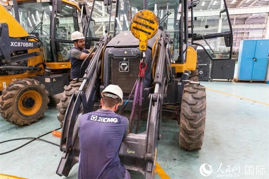 兩名徐工巴西制造基地的當(dāng)?shù)貑T工正在進行設(shè)備安裝和調(diào)試。 人民日報社拉美中心分社 威廉·科埃略·維亞納攝