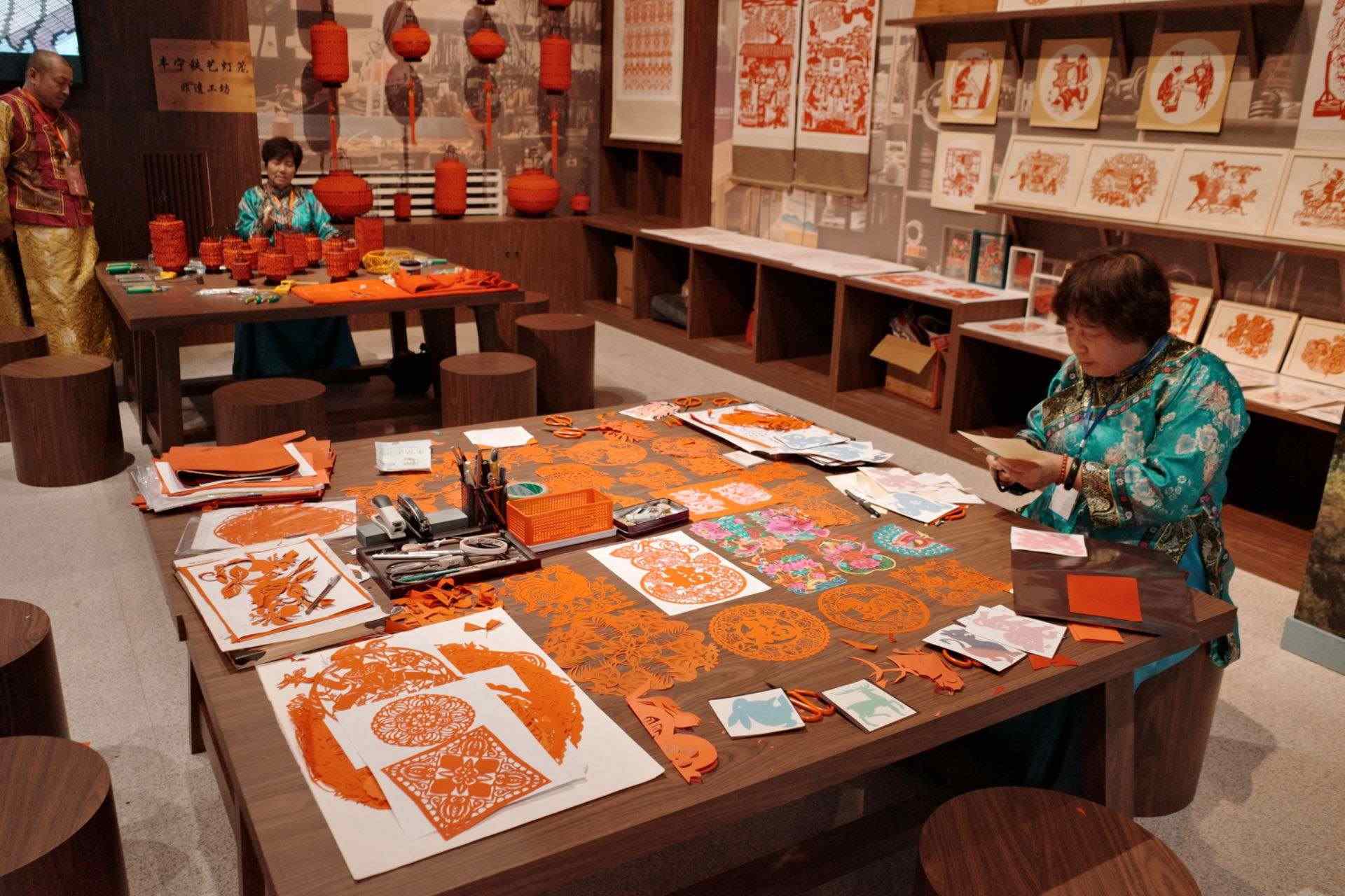 “氣象萬(wàn)千——中國(guó)非遺保護(hù)實(shí)踐主題展”上，非遺傳承人現(xiàn)場(chǎng)展示。人民網(wǎng)記者 劉微攝