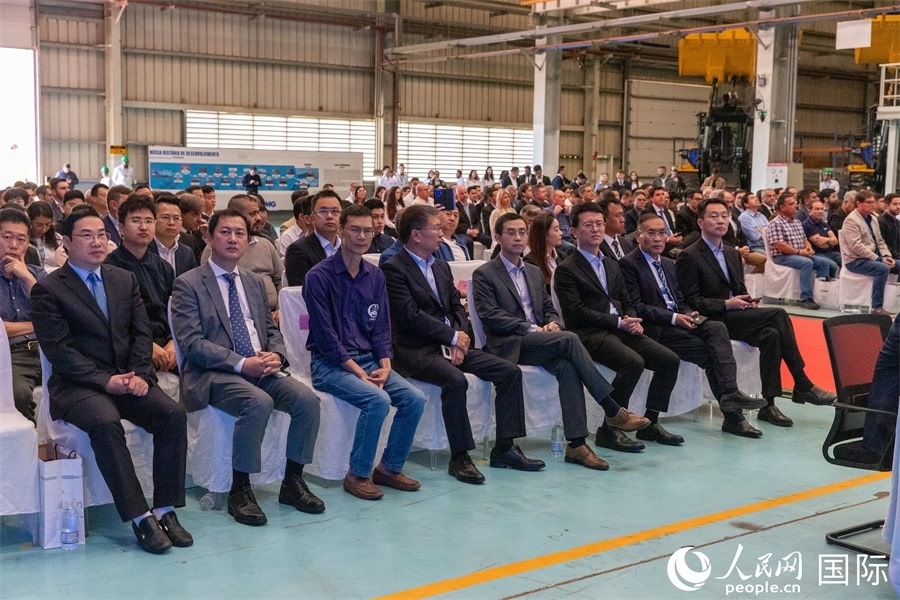 巴西米納斯吉拉斯州、波蘇阿雷格里市政府官員，徐工巴西制造的供應(yīng)商、經(jīng)銷商、客戶伙伴和員工代表，以及在巴中資機構(gòu)代表等200多人，出席了徐工巴西制造投產(chǎn)運營10周年暨第23456臺產(chǎn)品下線儀式。 人民網(wǎng) 威廉·科埃略·維亞納攝