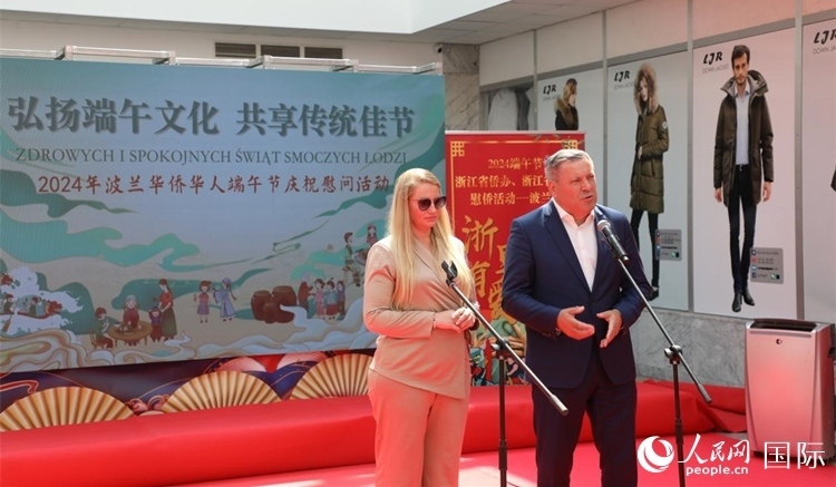 皮耶霍欽斯基（右）在活動上致辭。人民網(wǎng)記者 李增偉攝