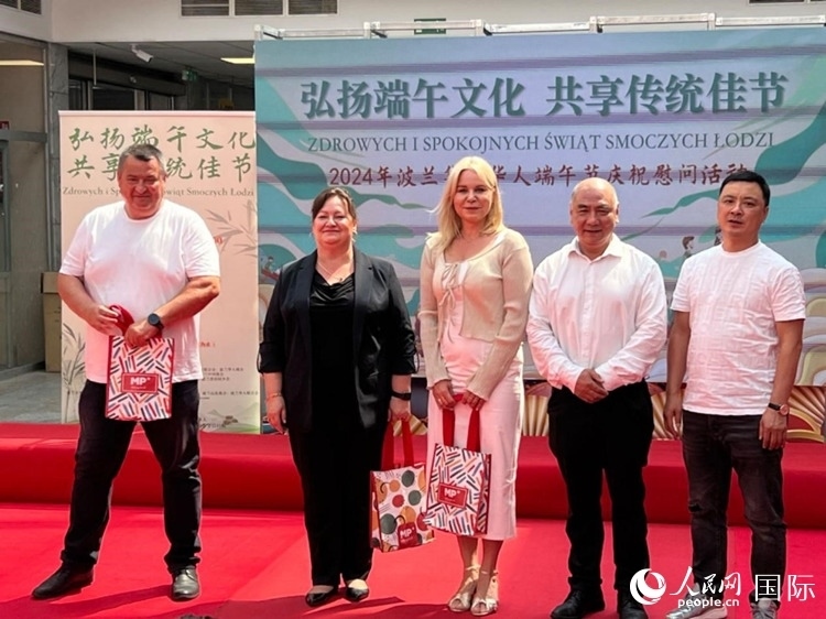 向波蘭友人發(fā)放端午節(jié)慰問品。人民網(wǎng)記者 李增偉攝