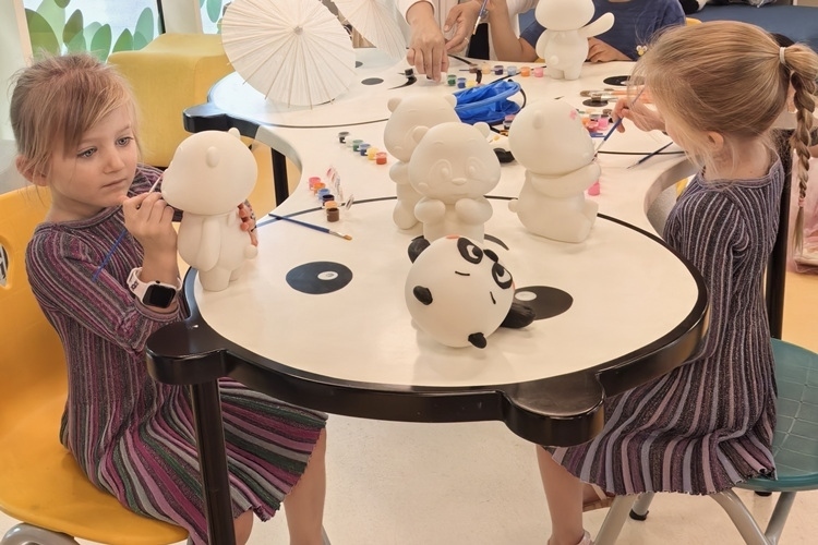 卡塔爾當(dāng)?shù)貎和瘏⑴c彩繪熊貓活動。四川省文旅廳供圖