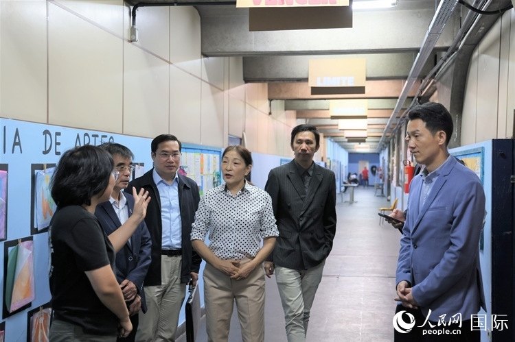 中國駐里約總領(lǐng)館商務(wù)參贊敬艷輝（右一）等嘉賓在里約孔院中方院長孫艷萍（左一）帶領(lǐng)下，參觀薩繆爾·韋納公立學(xué)校的中文教室，了解該校中文教學(xué)軟硬件設(shè)施。人民網(wǎng)記者 時元皓攝