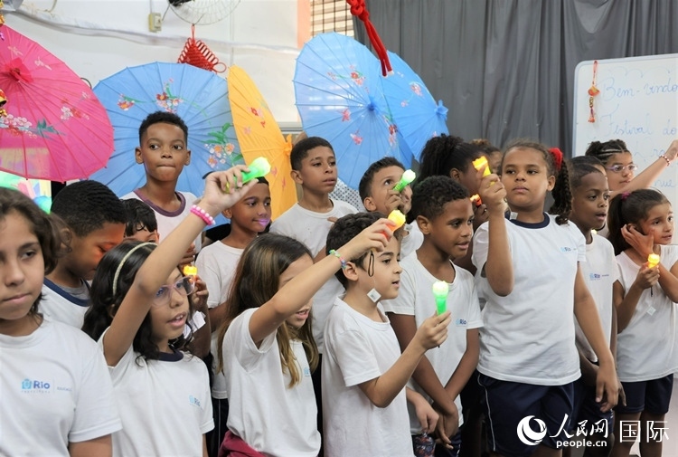 端午節(jié)活動在里約薩繆爾·韋納公立學(xué)校舉辦，該校師生合唱中文歌曲。 人民網(wǎng)記者 時元皓攝