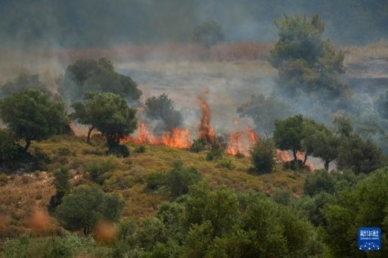 6月12日，以色列北部加利利地區(qū)遭受火箭彈襲擊后冒出滾滾濃煙。新華社發(fā)（阿亞爾·馬戈林攝/基尼圖片社）