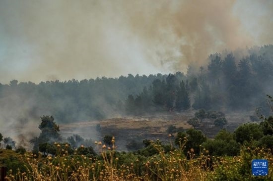  6月12日，以色列北部加利利地區(qū)遭受火箭彈襲擊后冒出滾滾濃煙。新華社發(fā)（阿亞爾·馬戈林攝/基尼圖片社）