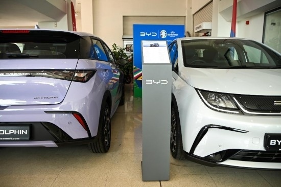 這是5月29日在馬耳他比爾基卡拉拍攝的展示廳里的比亞迪純電動(dòng)汽車。新華社發(fā)（喬納森·博格 攝）