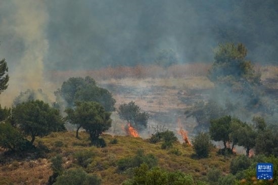 6月12日，以色列北部加利利地區(qū)遭受火箭彈襲擊后冒出滾滾濃煙。新華社發(fā)（阿亞爾·馬戈林攝/基尼圖片社）