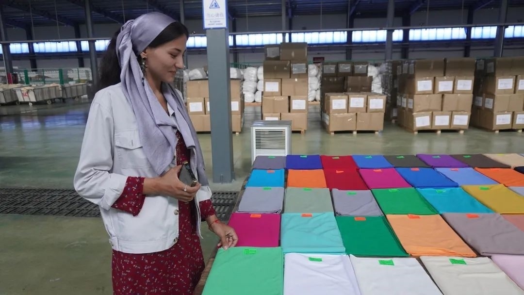 當?shù)毓と苏跈z驗成品。曲頌攝