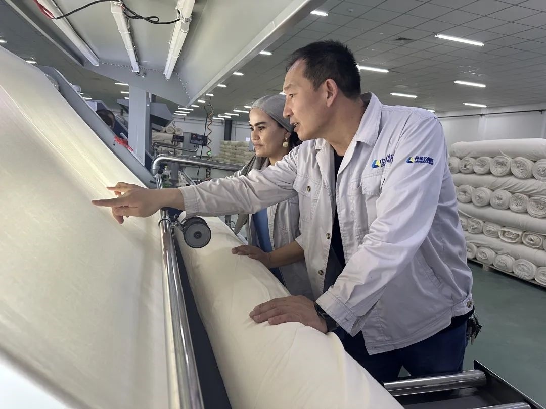 中方技術(shù)人員正在指導(dǎo)當?shù)毓と?。屈佩攝