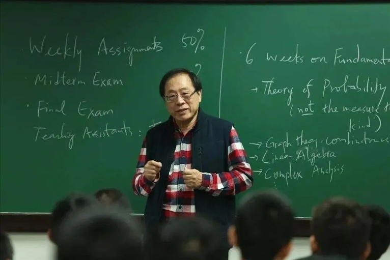 △姚期智為清華大學學生授課。