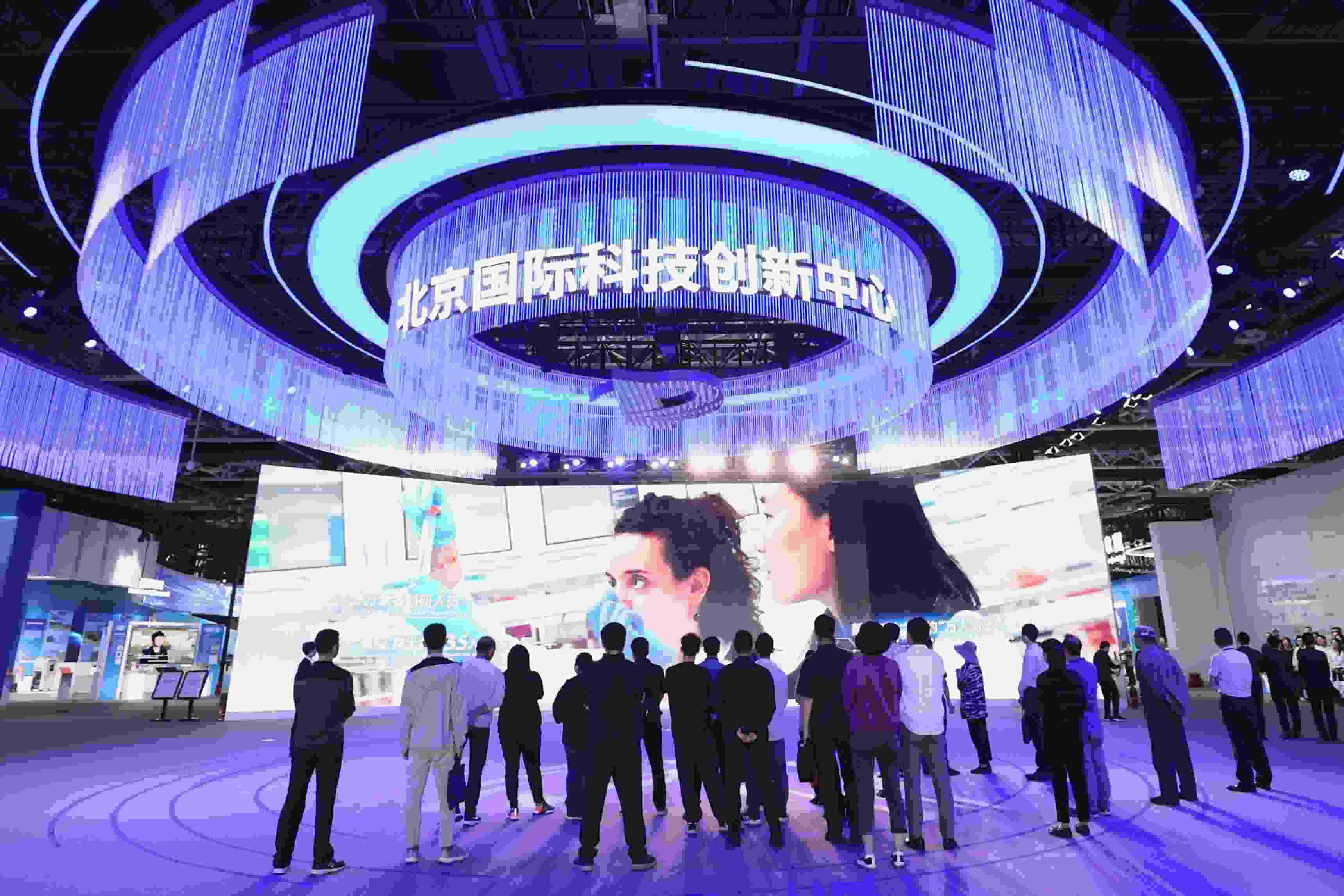 △2024年5月11日，觀眾在中關(guān)村展示中心觀看科技創(chuàng)新宣傳片。