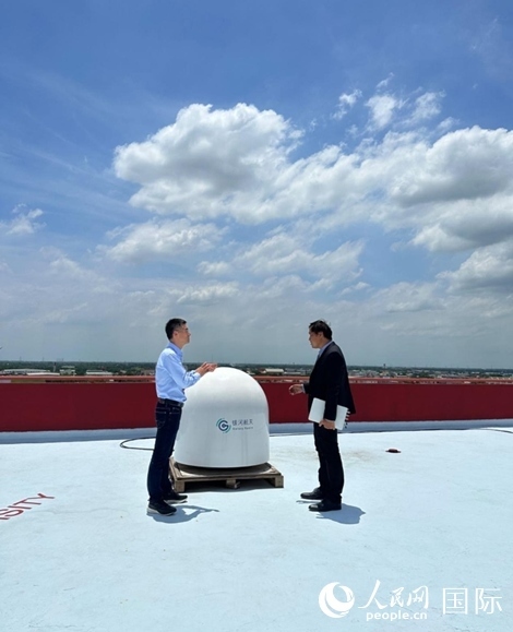 中泰兩國(guó)技術(shù)人員交流低軌寬帶衛(wèi)星互聯(lián)網(wǎng)運(yùn)行情況。人民網(wǎng)記者 簡(jiǎn)承淵攝