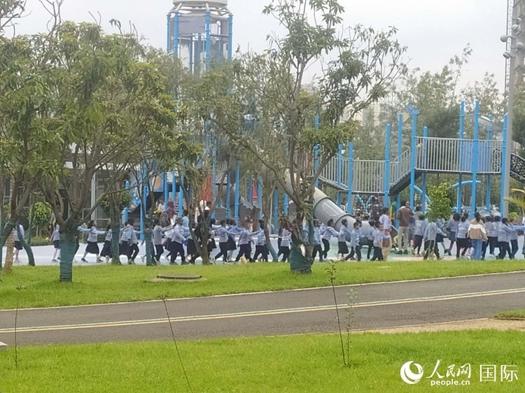 當?shù)貎和诠珗@做游戲。人民網(wǎng)記者 黃培昭攝