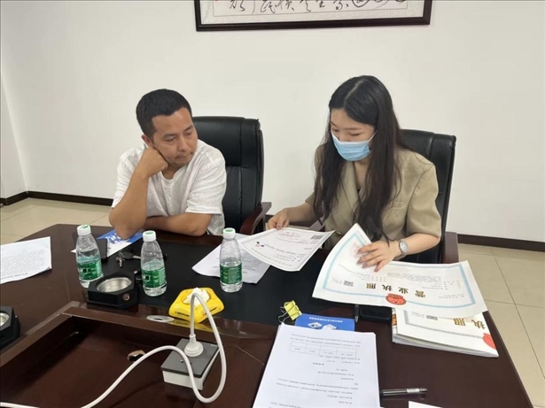 成都市溫江區(qū)市場(chǎng)監(jiān)管局在區(qū)農(nóng)副產(chǎn)品流通交易中心為商戶上門辦理“個(gè)轉(zhuǎn)企”登記。成都市市場(chǎng)監(jiān)管局供圖