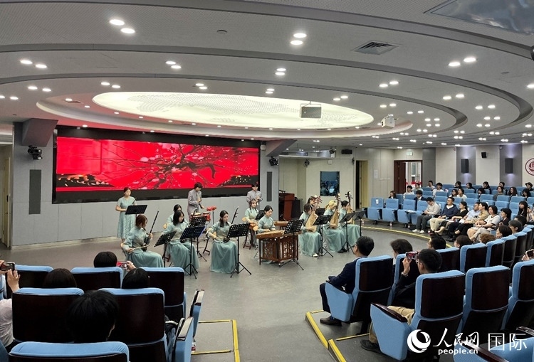 北京第二外國(guó)語(yǔ)學(xué)院學(xué)生帶來(lái)民樂(lè)表演。人民網(wǎng)記者 陳思攝