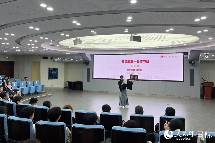 日本大學(xué)生介紹能樂(lè)知識(shí)。人民網(wǎng)記者 陳思攝
