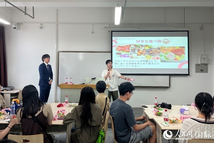中日大學(xué)生交流討論。人民網(wǎng)記者 陳思攝