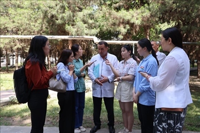 聯(lián)合采訪團(tuán)隊在采訪塔吉克斯坦中央眼科醫(yī)院副院長馬爾索羅夫·薩爾杜洛。胡澤曦攝