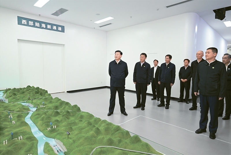 2023年12月14日至15日，中共中央總書記、國家主席、中央軍委主席習(xí)近平在廣西考察。這是14日上午，習(xí)近平在南寧市考察中國—東盟信息港股份有限公司，結(jié)合平陸運(yùn)河沙盤聽取西部陸海新通道骨干工程建設(shè)匯報(bào)。 新華社記者 謝環(huán)馳/攝