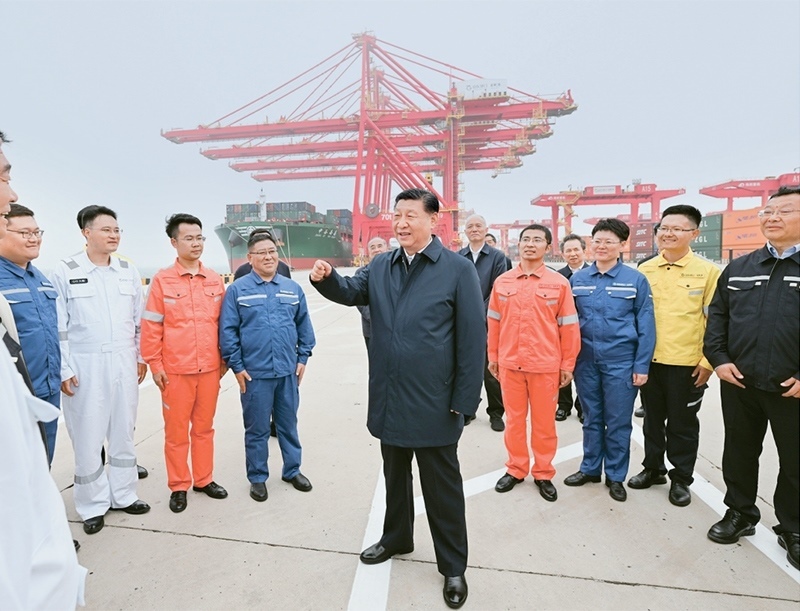 2024年5月22日至24日，中共中央總書記、國家主席、中央軍委主席習(xí)近平在山東考察。這是22日下午，習(xí)近平在日照港親切慰問港口科技工作者、運(yùn)營人員、航運(yùn)人員。 新華社記者 謝環(huán)馳/攝
