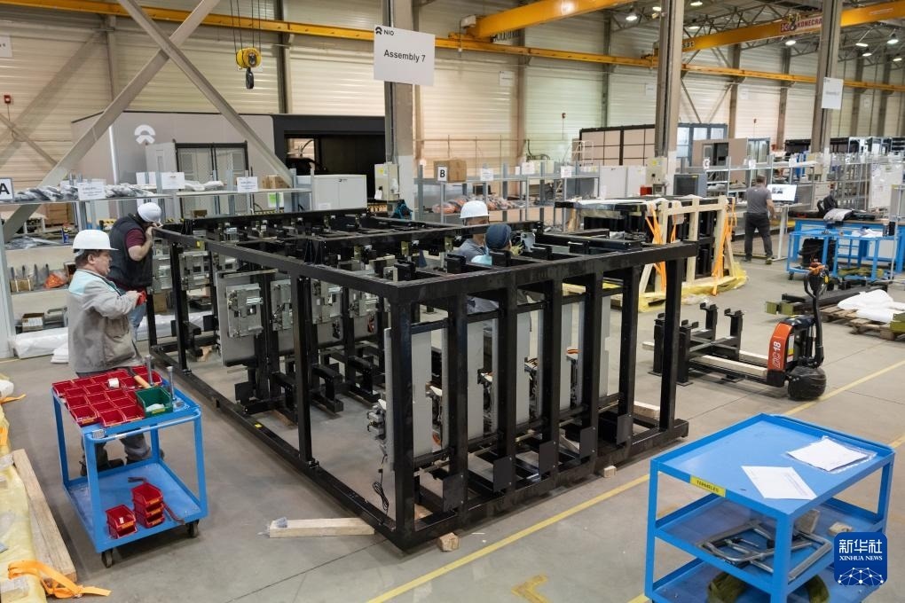 2024年1月26日，在匈牙利比奧托爾巴吉，員工在蔚來能源歐洲工廠工作。新華社發(fā)（弗爾季·奧蒂洛 攝）