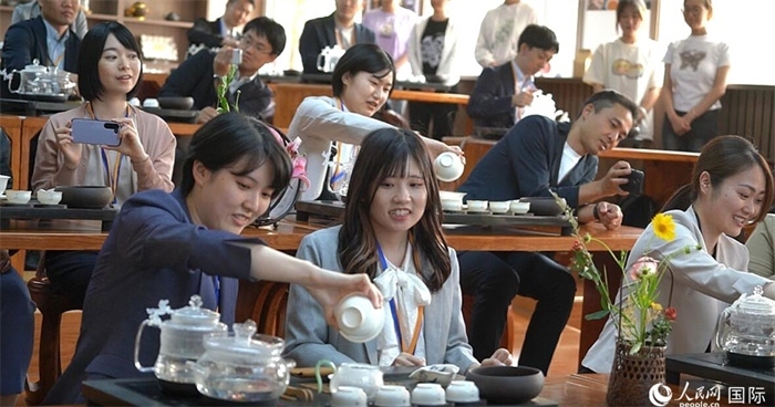日本創(chuàng)價(jià)學(xué)會(huì)青年代表團(tuán)在新疆師范大學(xué)體驗(yàn)中國(guó)茶藝。人民網(wǎng)記者 張麗婭攝