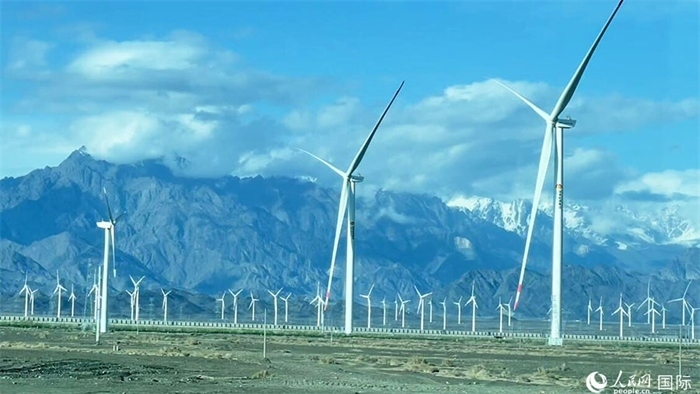 從烏魯木齊到吐魯番沿途的風(fēng)力發(fā)電設(shè)備。人民網(wǎng)記者 張麗婭攝