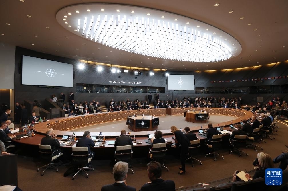 這是6月14日在比利時布魯塞爾北約總部拍攝的北約防長會現(xiàn)場。新華社記者 趙丁喆 攝