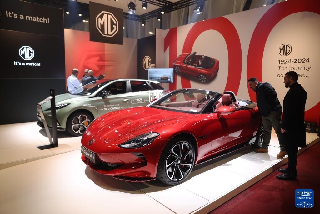 2024年1月17日，人們在比利時布魯塞爾舉辦的2024布魯塞爾汽車展上參觀上汽名爵電動汽車。新華社記者 趙丁喆 攝