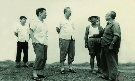 1978年8月，習仲勛（左三）在廣東惠陽農(nóng)村調(diào)研。在清華大學讀書的習近平（左一）利用暑假時間參加社會實踐，隨同父親一起下鄉(xiāng)。