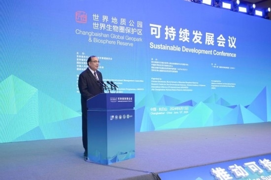  6月15日，聯(lián)合國(guó)教科文組織東亞地區(qū)辦事處主任夏澤翰在“長(zhǎng)白山·世界地質(zhì)公園、世界生物圈保護(hù)區(qū)可持續(xù)發(fā)展會(huì)議”上做主旨演講。新華社發(fā)