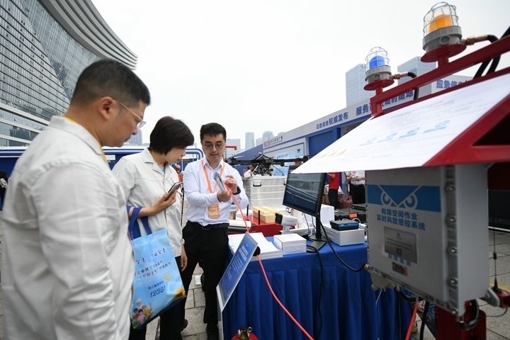 6月16日，在全國“安全宣傳咨詢?nèi)铡敝鲌龌顒由?，四川省安全科學技術(shù)研究院工作人員（右一）向參觀者介紹“有限空間作業(yè)實時風險管控系統(tǒng)”。新華社記者胥冰潔攝
