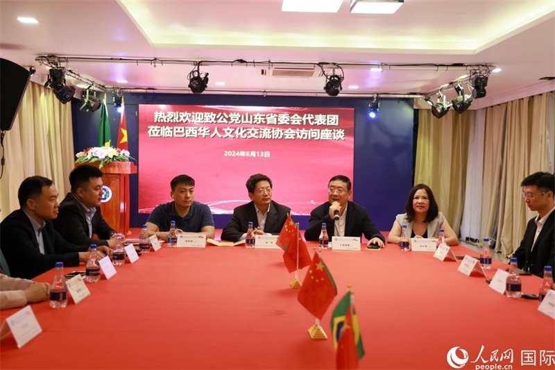 巴西華人文化交流協(xié)會主席上官劍鋒在座談會上致辭。人民網(wǎng)記者 宋亦然攝