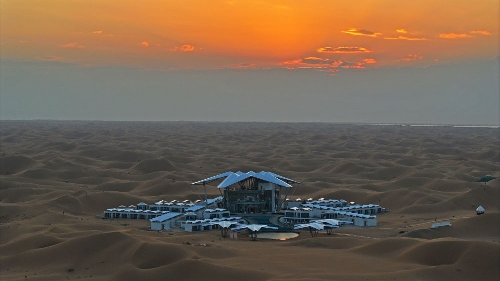 這是位于寧夏中衛(wèi)市沙坡頭景區(qū)的星星酒店（2023年9月6日攝，無人機(jī)照片）。新華社記者 王鵬 攝