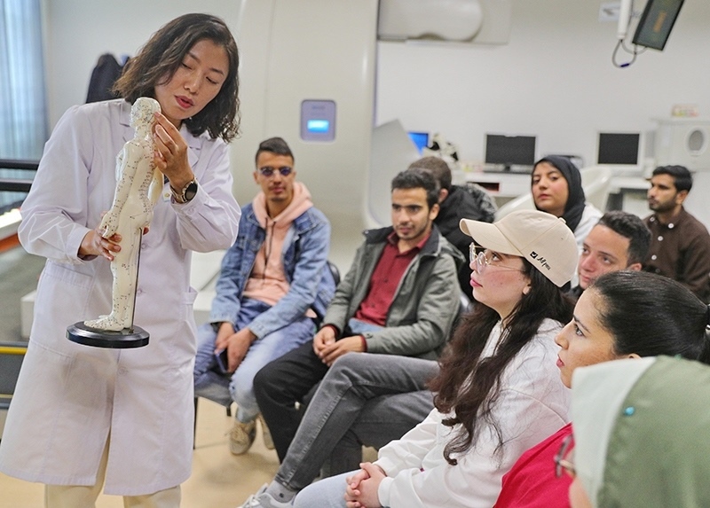 2023年4月19日，河北省秦皇島市中醫(yī)醫(yī)院醫(yī)務(wù)工作者為燕山大學(xué)外國留學(xué)生講解中醫(yī)經(jīng)絡(luò)知識。