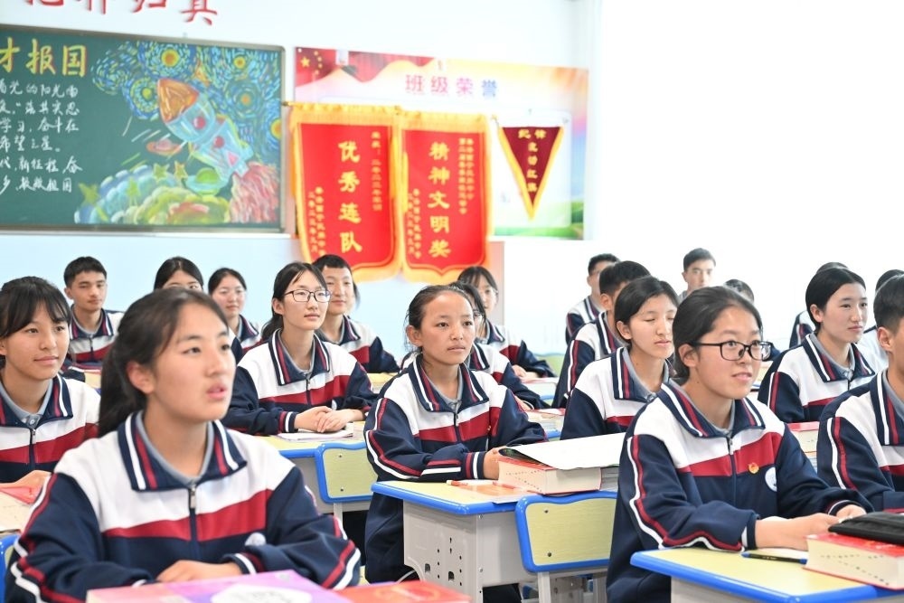 2024年6月18日，果洛西寧民族中學學生在上課。