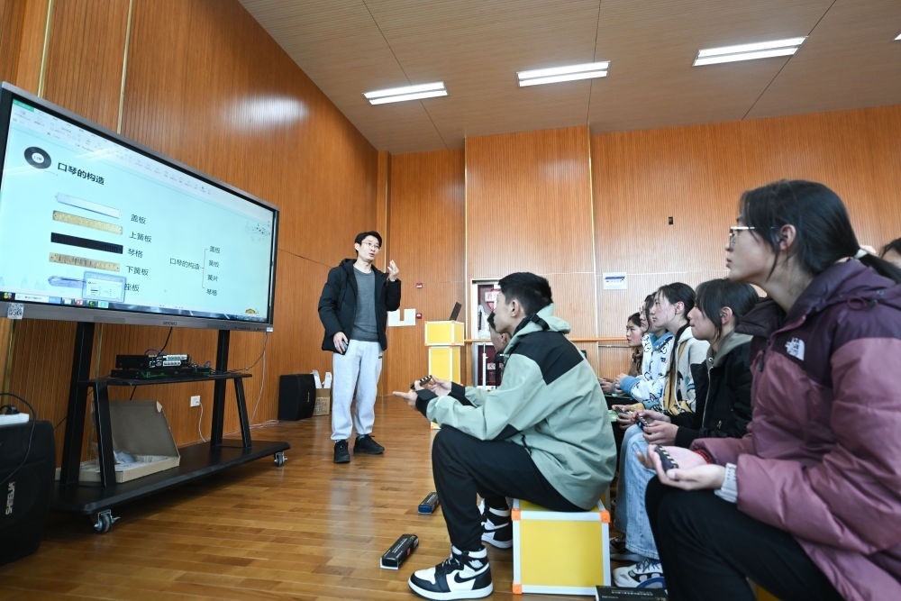 上海援青教師闞延俊在給學(xué)生上音樂課（2023年2月23日攝）。
