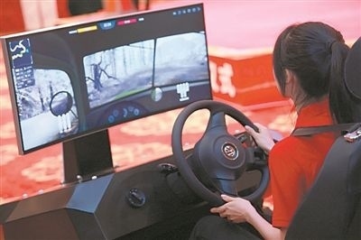 圖為廣西師范大學(xué)學(xué)生羅曉瑩體驗(yàn)沉浸式紅色愛國主義教育產(chǎn)品。受訪者供圖