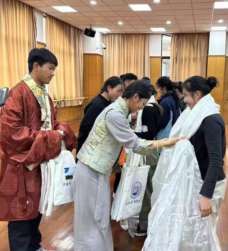 2024年1月18日，在上海市大同中學，果洛西寧民族中學學生給上海大同中學師生獻哈達。新華社發(fā)（果洛州教育局供圖）