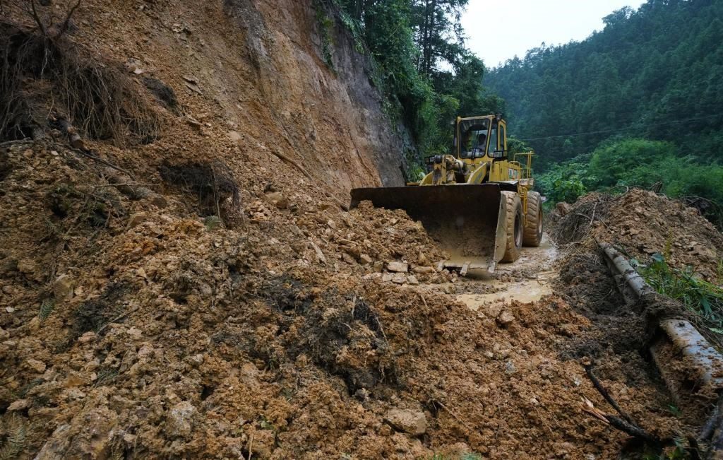 6月18日，在廣西融水苗族自治縣融水鎮(zhèn)新安村，一臺(tái)推土機(jī)在清理塌方路段。新華社發(fā)（龍林智攝）