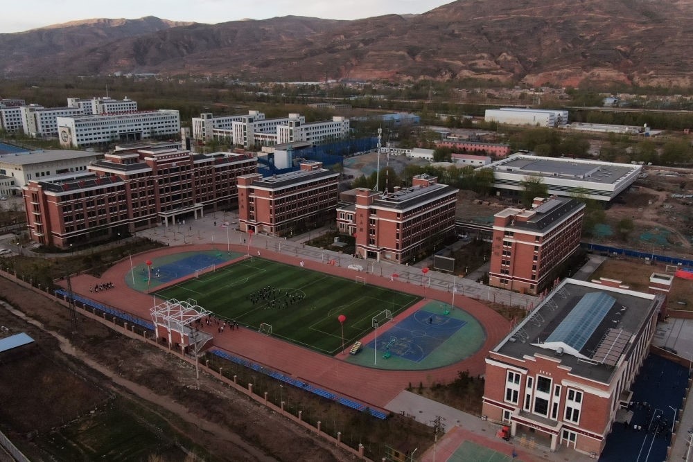 2021年4月28日拍攝的果洛西寧民族中學（無人機照片）。