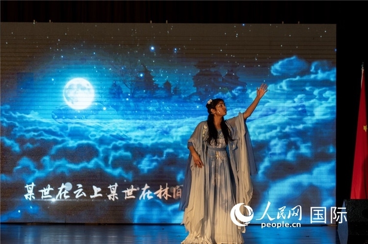參賽選手演唱中文歌曲《左手指月》。人民日?qǐng)?bào)非洲中心分社 希拉茲·莫林?jǐn)z